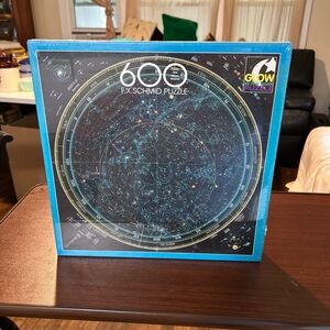 NWOT 600 piece puzzle of the northern hemisphere glow in the dark pieces
